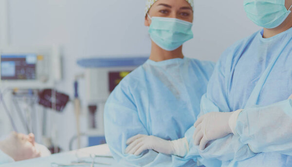 Мужской хирург на заднем плане в операционной