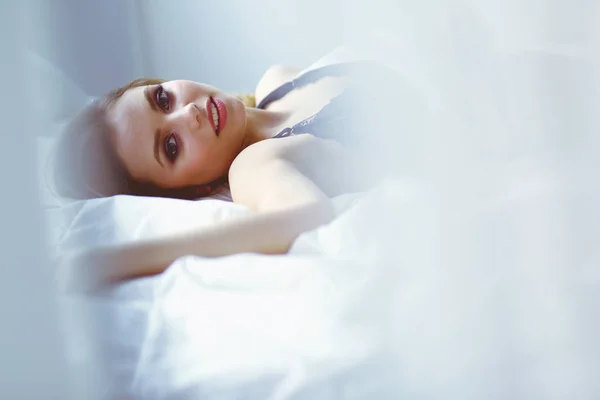 침대 위의 섹시 한 패션 여성 — 스톡 사진