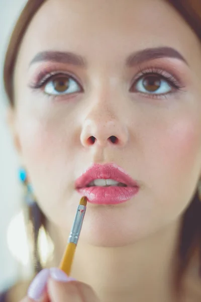 Gadis cantik dengan sikat mesiu untuk make up. Makeup. Make-up menerapkan kulit yang sempurna — Stok Foto