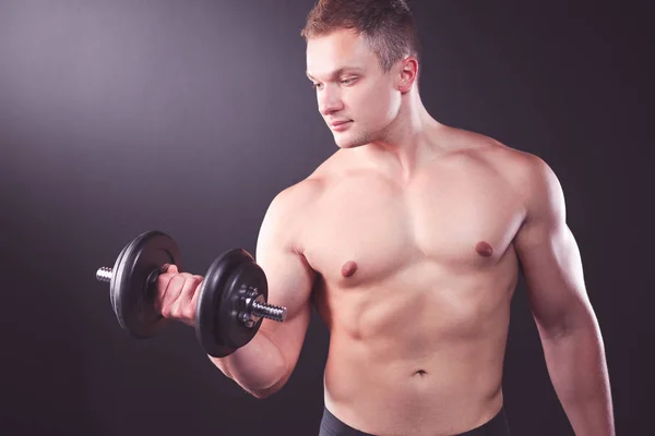 잘생긴 근육 질의 남자 아령과 운동 — 스톡 사진
