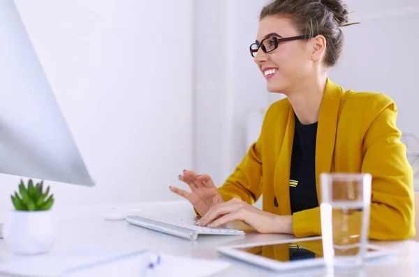 Jonge zelfverzekerde zakenvrouw die op kantoor werkt en typt met een laptop — Stockfoto