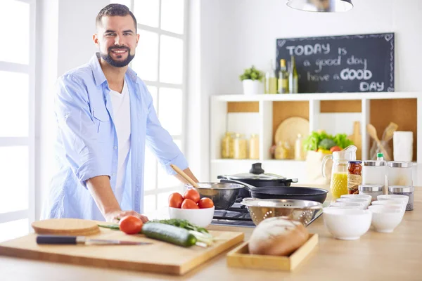 Man preparing delicious and healthy food in the home kitchen — Stock Photo, Image