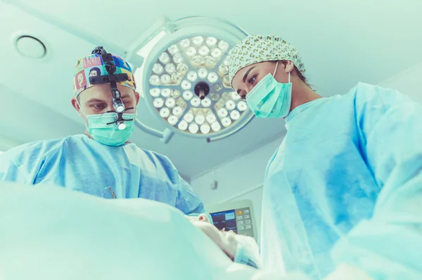 Chirurg bei der Arbeit im OP — Stockfoto