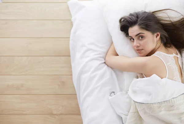 Mooie vrouw liggend op haar bed thuis — Stockfoto