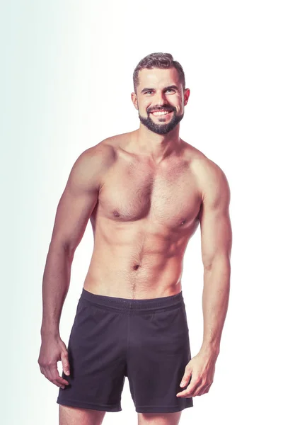 Portret szczęśliwy człowiek lekkoatletycznego mięśni tułowia stojący — Zdjęcie stockowe