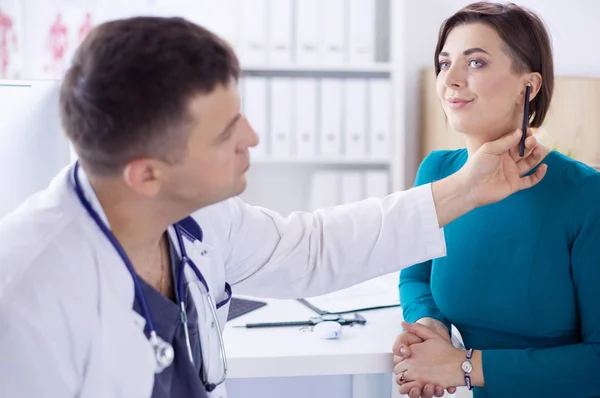 O paciente e seu médico em consultório médico — Fotografia de Stock