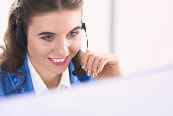 Portrait de belle femme d'affaires travaillant à son bureau avec casque et ordinateur portable — Photo