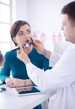 Hastanın ve doktorunun muayenehanesinde.