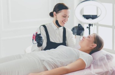 Mikroplu kaşlar güzellik salonunda akıyor..