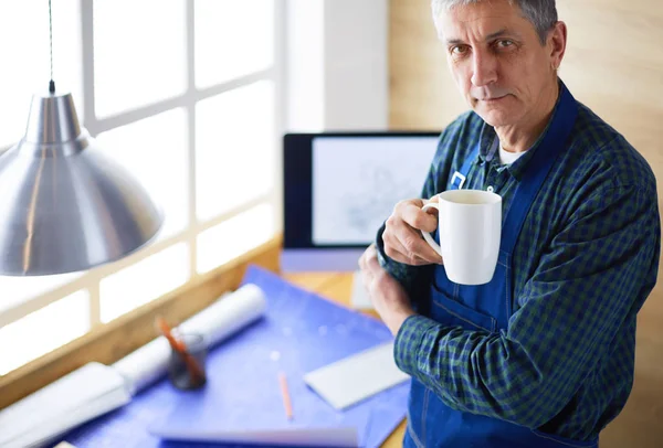 Architekt arbeitet im Büro am Reißbrett — Stockfoto