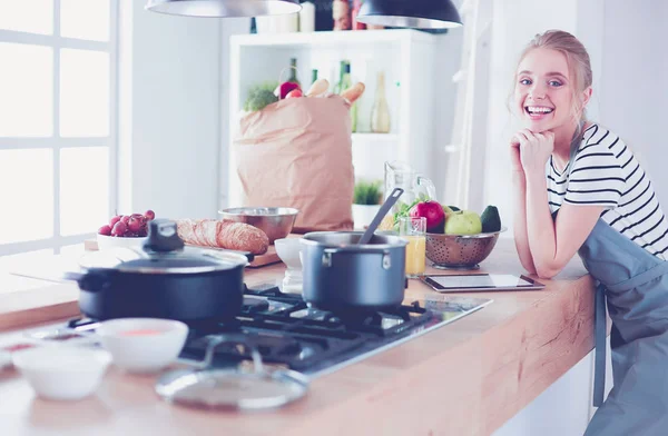 Mooie jonge vrouw koken in keuken thuis — Stockfoto