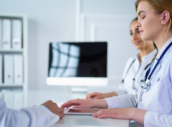 Equipo médico sentado y discutiendo en la mesa — Foto de Stock