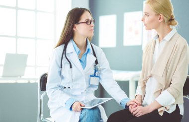 Doktor ve hasta masada otururken bir şey tartışıyorlar. İlaç ve sağlık hizmetleri kavramı