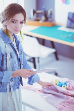 Moda Tasarımcısı kadın stüdyoda tasarımları ile iPad üzerinde