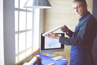 Ofisteki çizim masasında çalışan mimar