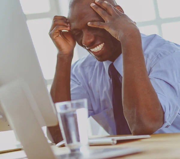 Homme d'affaires afro-américain sur casque de travail sur son ordinateur portable — Photo