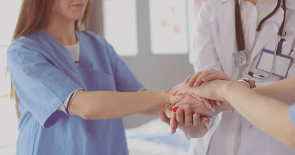 Läkare och sjuksköterskor i ett medicinskt team stapla händer — Stockfoto