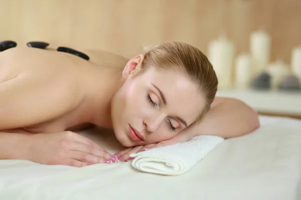 Hermosa mujer en el centro de spa disfrutando del masaje. Mujer en el salón de spa —  Fotos de Stock