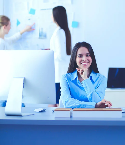 Atractiva mujer de negocios que trabaja en el ordenador portátil en la oficina. Gente de negocios — Foto de Stock