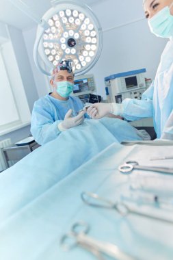 Ameliyathanede çalışan bir cerrah.