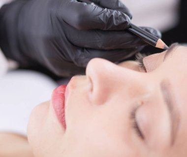 Kalıcı Kalıcı Kaşlara Makyaj Uygulayan Kozmetikçi