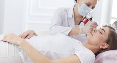 Kırmızı dudaklı genç bir kız kalıcı makyaj, mikro pigmentasyon