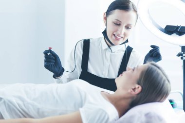 Mikroplu kaşlar güzellik salonunda akıyor..