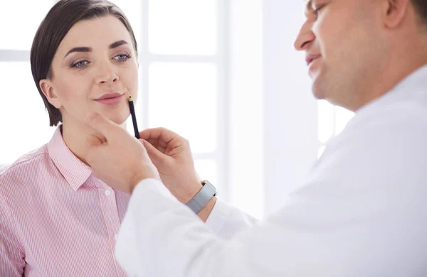 El paciente y su médico en consultorio médico — Foto de Stock