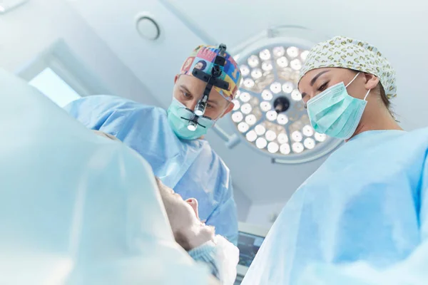 Chirurg pracujący na sali operacyjnej — Zdjęcie stockowe