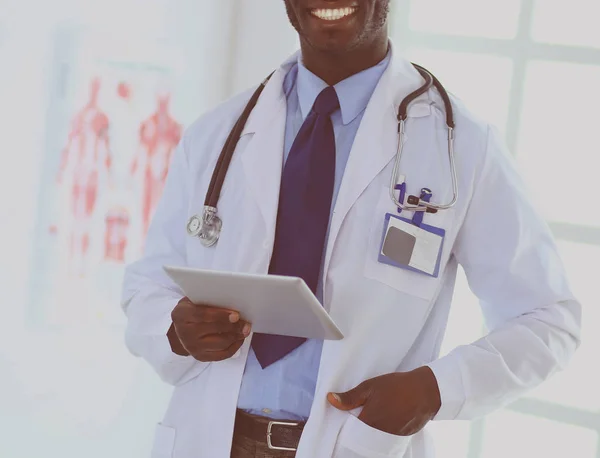 Schwarzer Arzt mit Tablet-Computer im Krankenhaus — Stockfoto