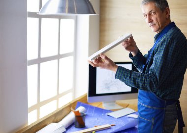 Ofisteki çizim masasında çalışan mimar