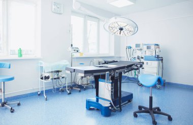 Modern klinikteki ameliyathane.