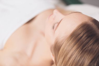 Spa salonunda güzel bir kadının resmi.