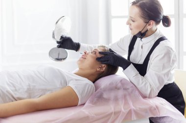 Mikroplu kaşlar güzellik salonunda akıyor..