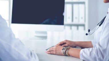 Başarılı tıp doktorları konferans boyunca belgeleri tartışıyor ve gülümsüyor.