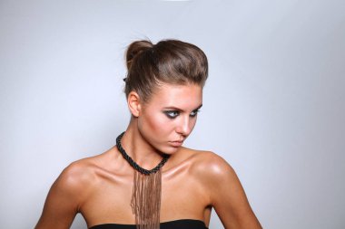 Kolyeli güzel bir kadının portresi, beyaz arka planda izole edilmiş. Güzel bir kadının portresi..