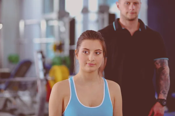 Güzel kadın onu antrenman ör ile egzersiz jimnastik salonu. Güzel kadın. Spor salonu — Stok fotoğraf