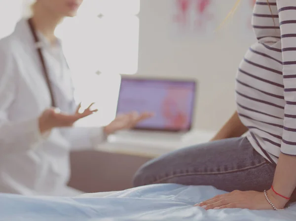 Beautiful smiling pregnant woman with the doctor at hospital — Stock Photo, Image