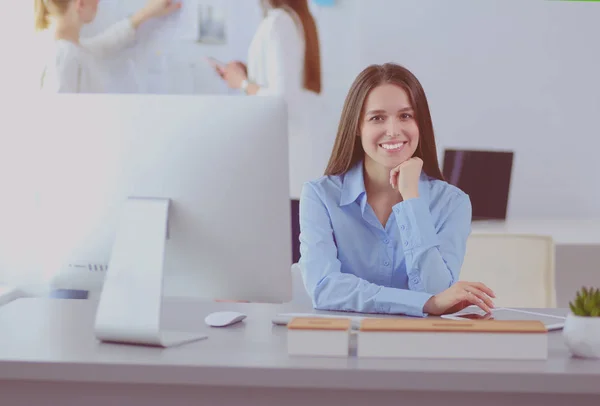 Привлекательная деловая женщина, работающая на ноутбуке в офисе. Бизнес-люди — стоковое фото