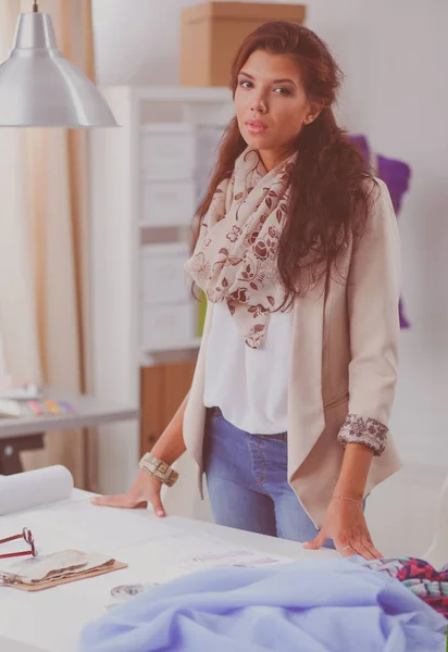 Unga attraktiva modedesigner stående av desk i office, hålla mappar — Stockfoto