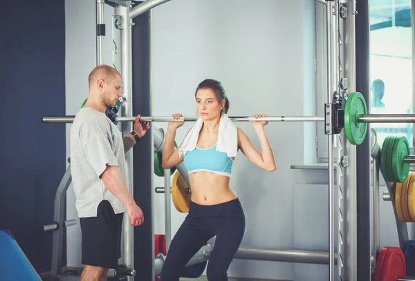 Schöne Frau im Fitnessstudio, die mit ihrem Trainer trainiert. schöne Frau. Fitnessstudio — Stockfoto