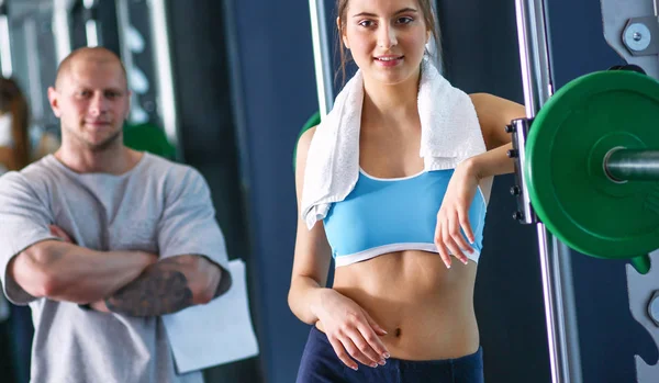 Schöne Frau im Fitnessstudio, die mit ihrem Trainer trainiert. schöne Frau. Fitnessstudio — Stockfoto