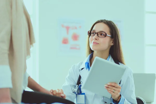 Médico e paciente discutindo algo enquanto se senta na mesa. Conceito de medicina e cuidados de saúde — Fotografia de Stock