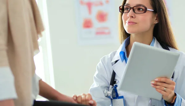 Médico e paciente discutindo algo enquanto se senta na mesa. Conceito de medicina e cuidados de saúde — Fotografia de Stock