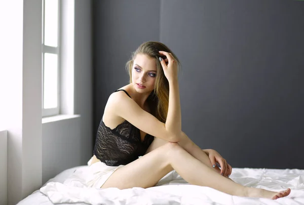 Sexy módní žena na posteli — Stock fotografie