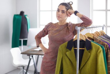 Askıları olan güzel bir stilist.