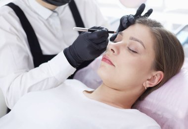 Kalıcı Kalıcı Kaşlara Makyaj Uygulayan Kozmetikçi