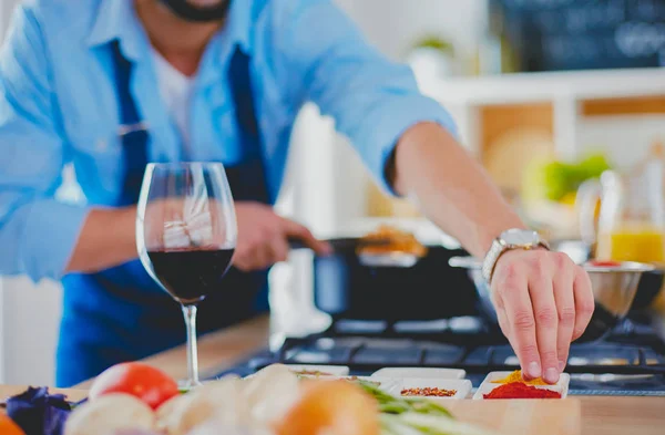 Mann bereitet leckeres und gesundes Essen in der heimischen Küche zu — Stockfoto