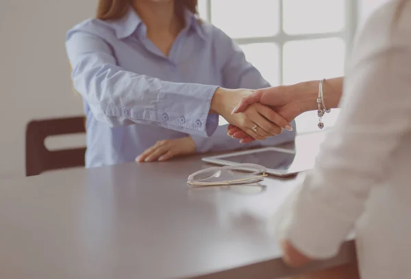 Dos compañeras sentadas en el escritorio — Foto de Stock