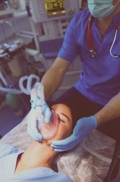 Homem cirurgião no trabalho na sala de cirurgia — Fotografia de Stock